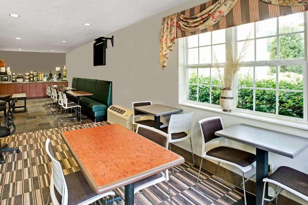 Microtel Inn & Suites By Wyndham Cherokee image 7